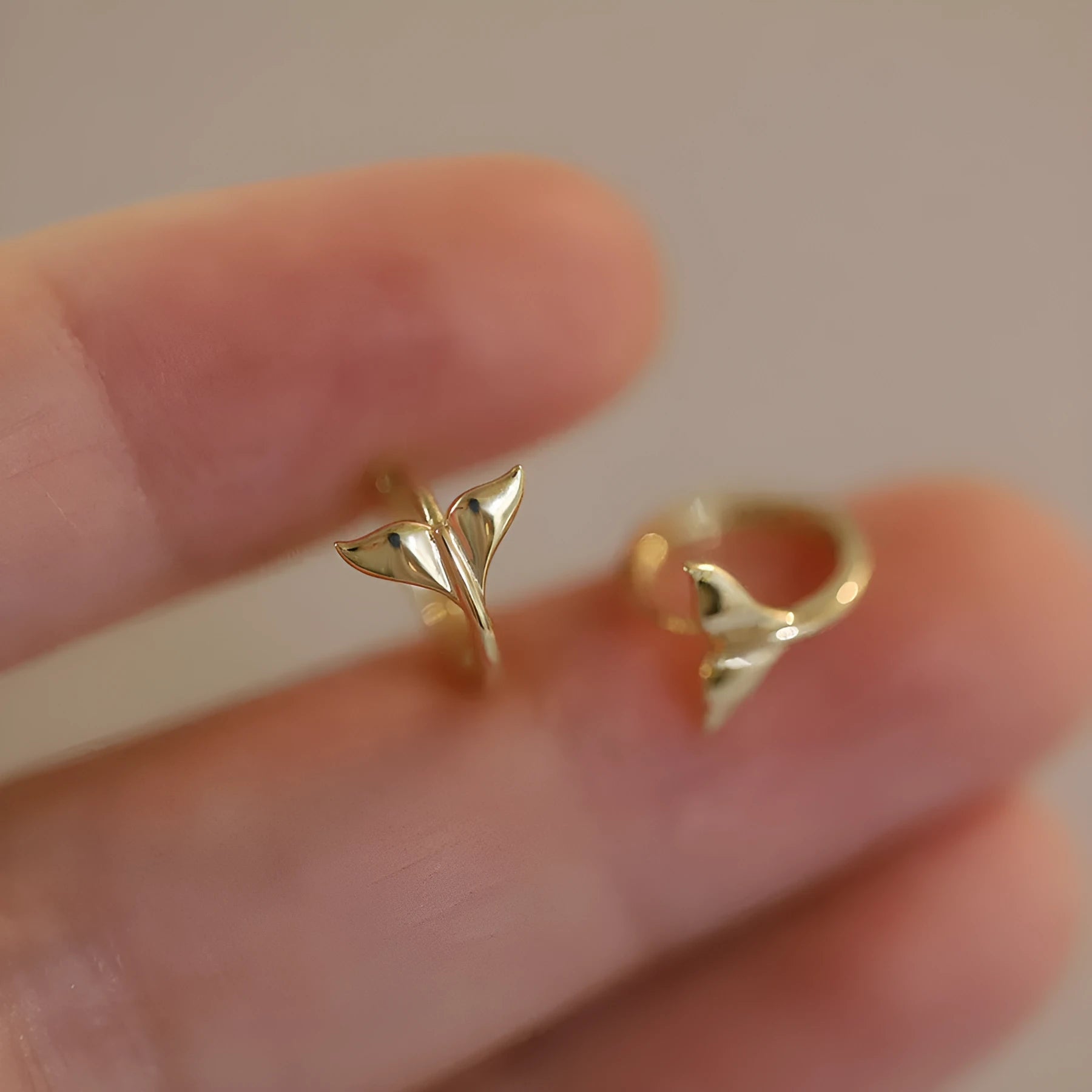 S925 sterling silver 14k gold plated fishtail hoop earrings with 8mm inner diameter and 10mm outer diameter