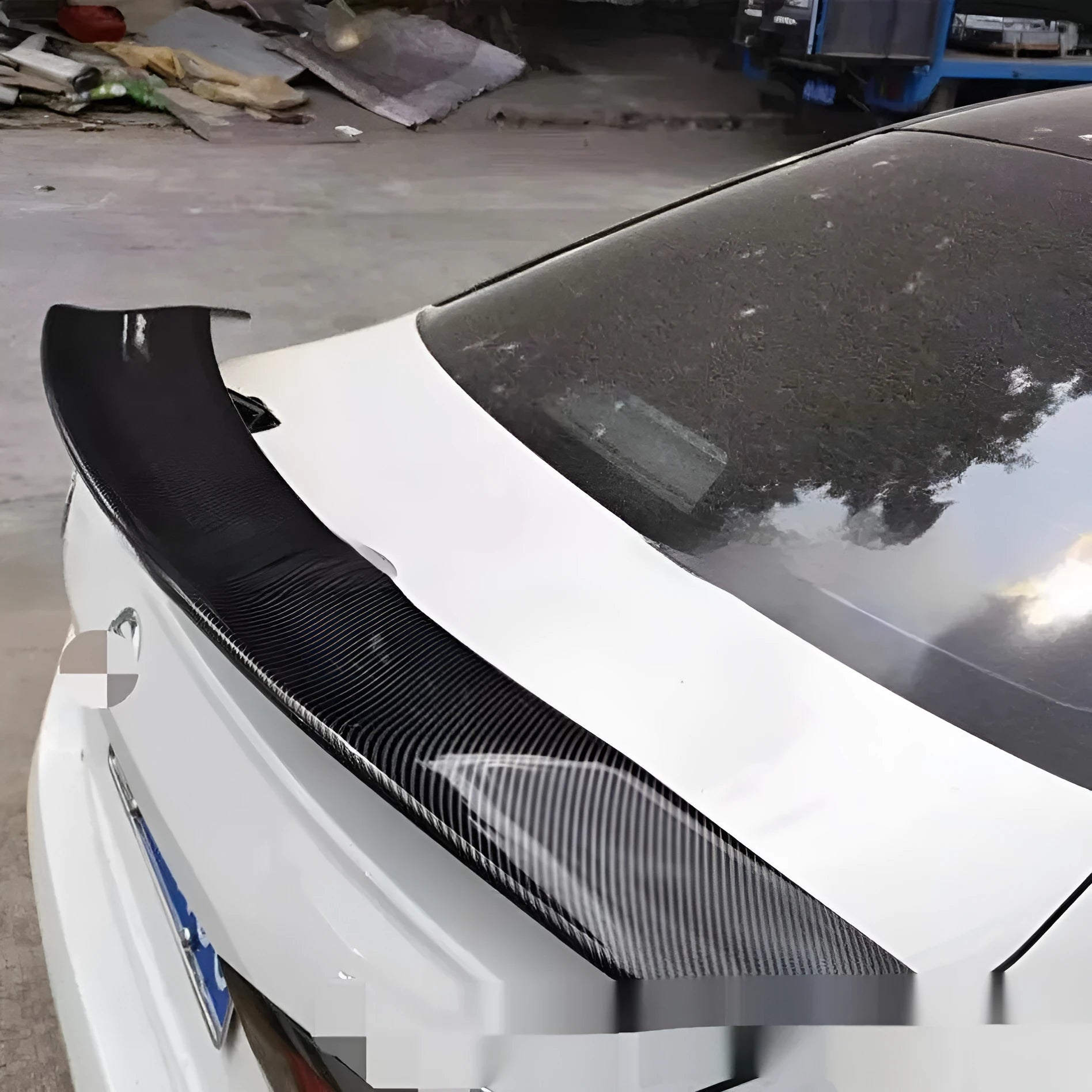 Universal punch-free car spoiler tail wing accessory in ABS plastic for vehicle modification