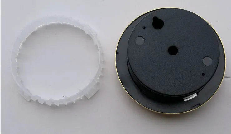 Aluminium analog thermometer and hygrometer with circular dial for humidity percentage reading