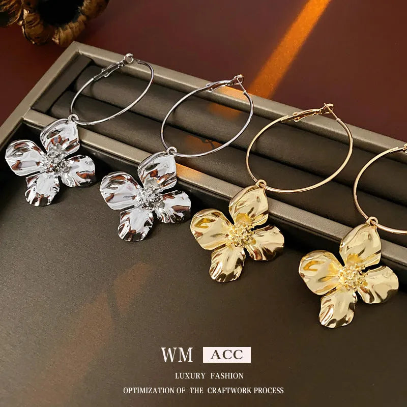 Women's geometric flower earrings in gold or silver electroplated metal with cold style design