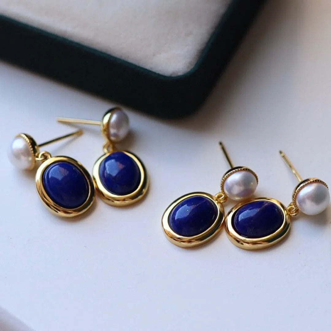 A pair of simple lapis lazuli pearl earrings with 925 silver settings and auspicious patterns.