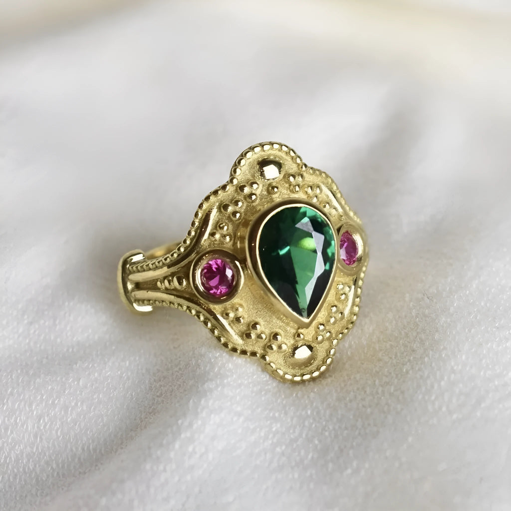 A gold-plated geometric ring for women in a golden Lvzuan colour on a hand.