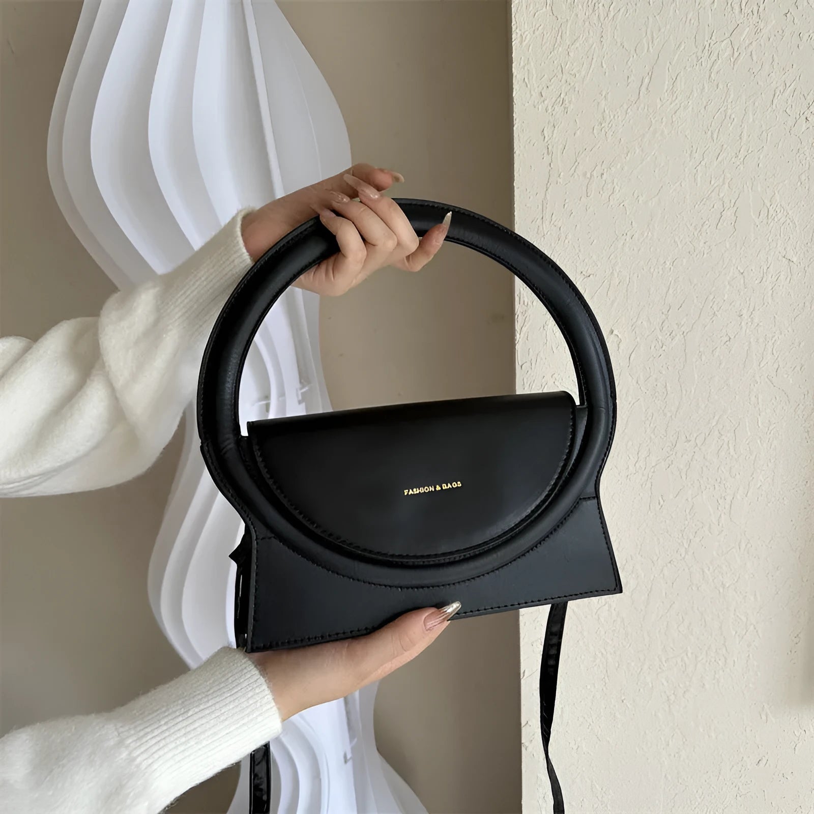 Women's horizontal square messenger bag in PU leather with adjustable shoulder strap
