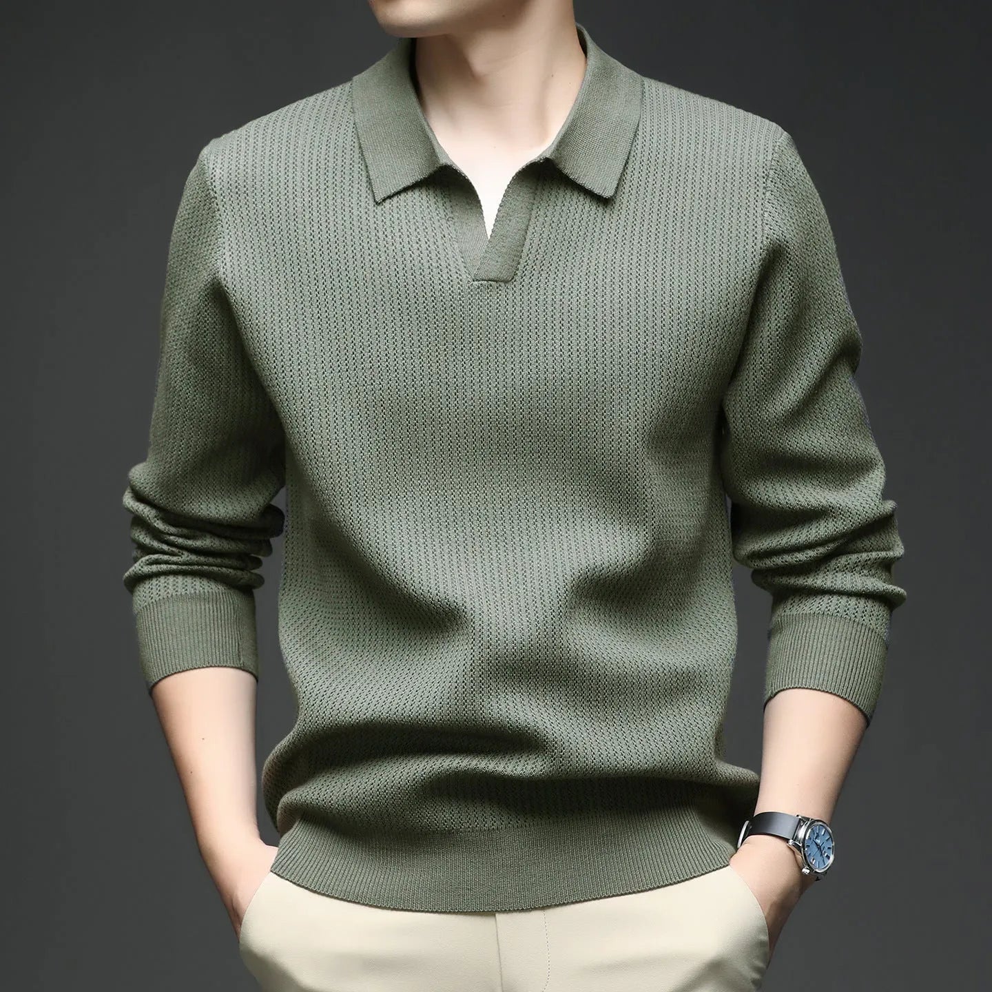 Men's loose fit casual pullover sweater in green, shown on a model, suitable for autumn leisure wear.
