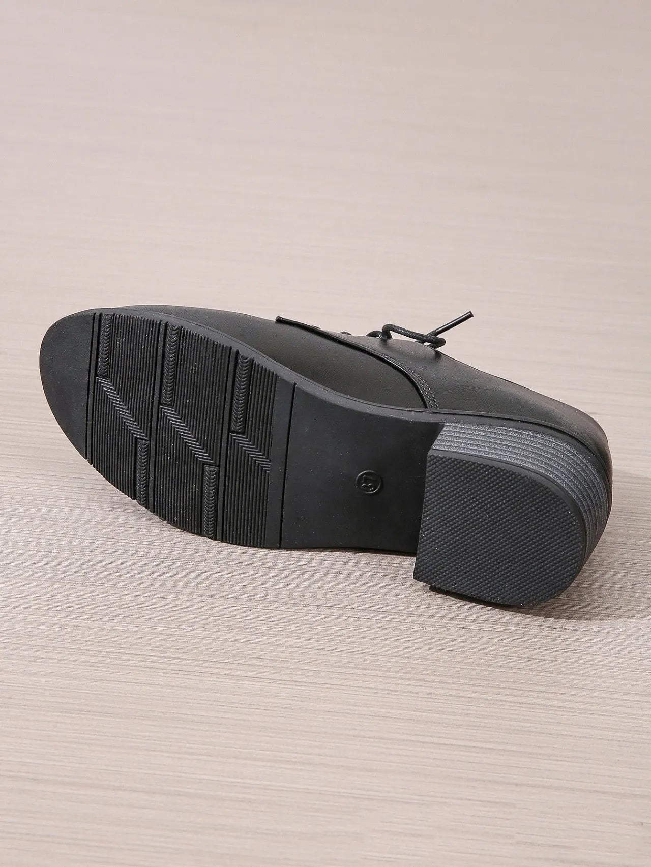 Black women's low-top work shoes with chunky heel and soft leather sole