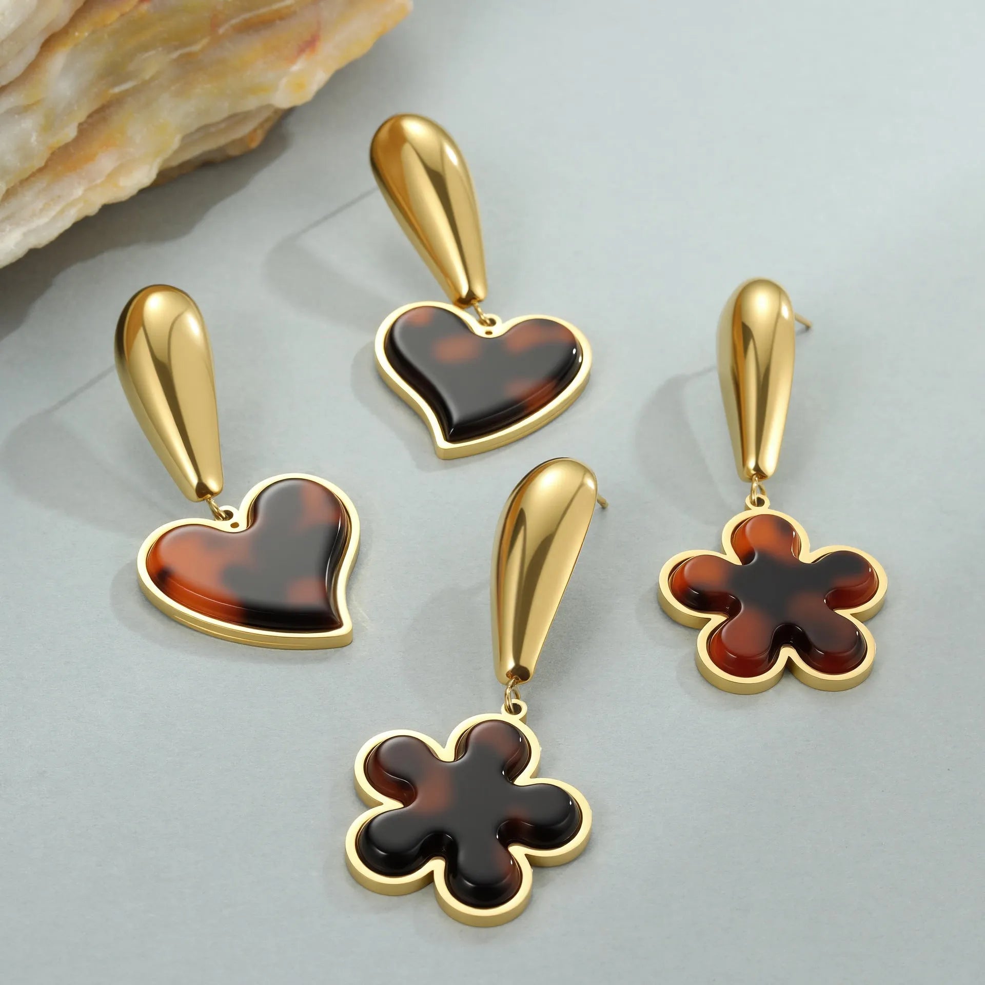 Gold-plated women's earrings with tortoiseshell resin hawksbill colour in heart and floral geometric designs