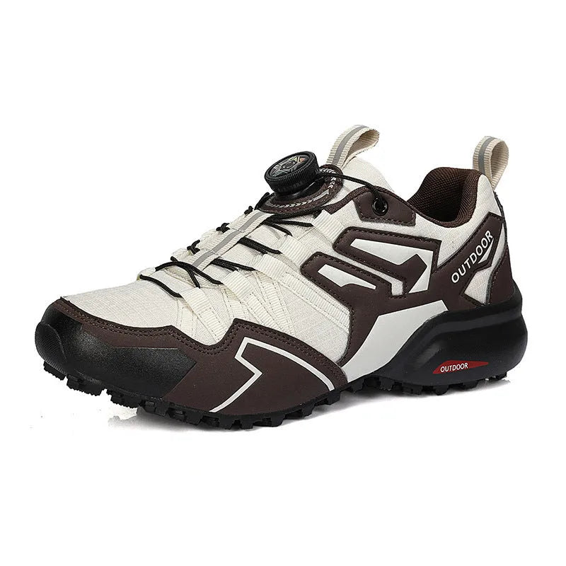 Men's lightweight hiking shoe in synthetic leather with elastic fastening and rubber sole.