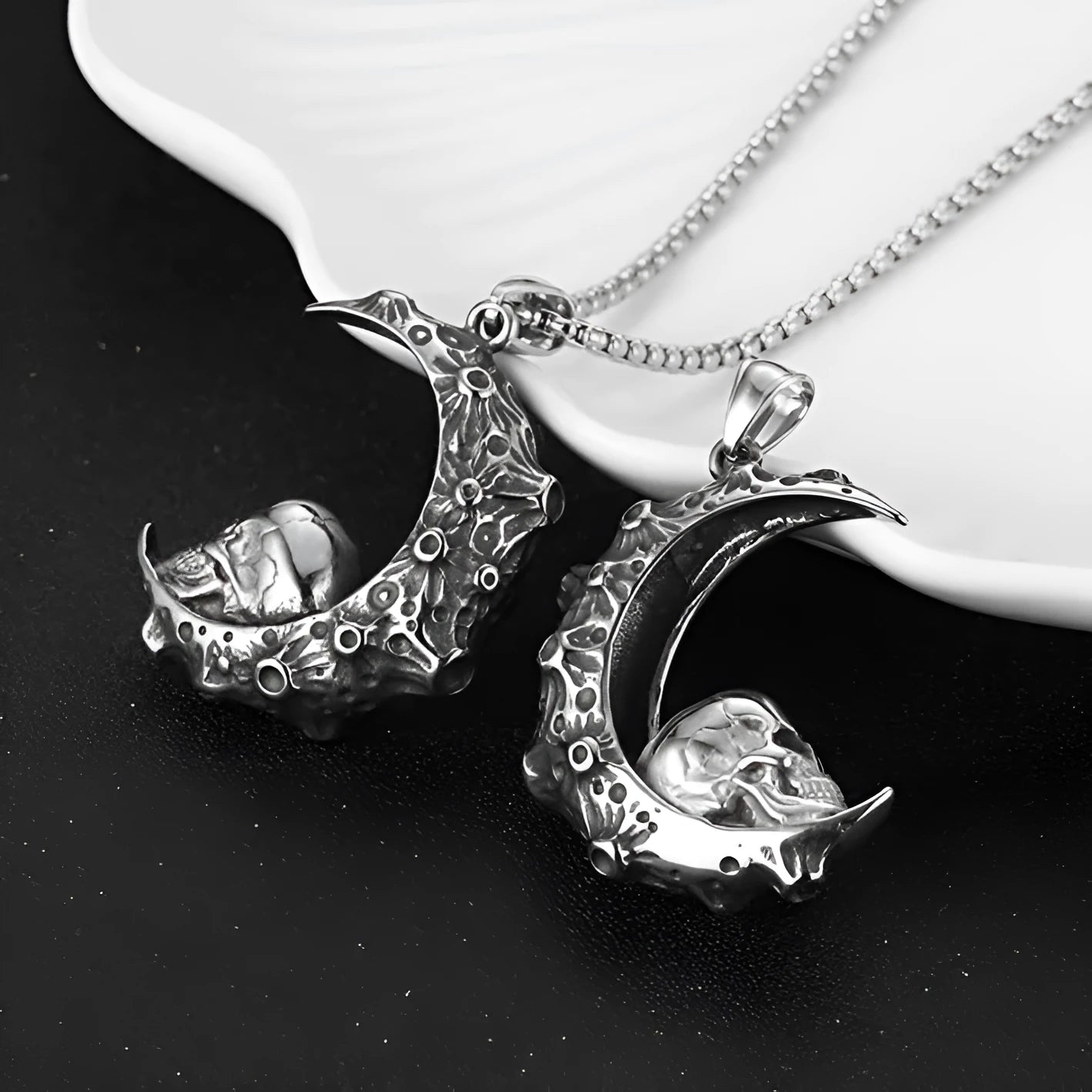 Men's silver skull necklace with stainless steel chain and alloy pendant