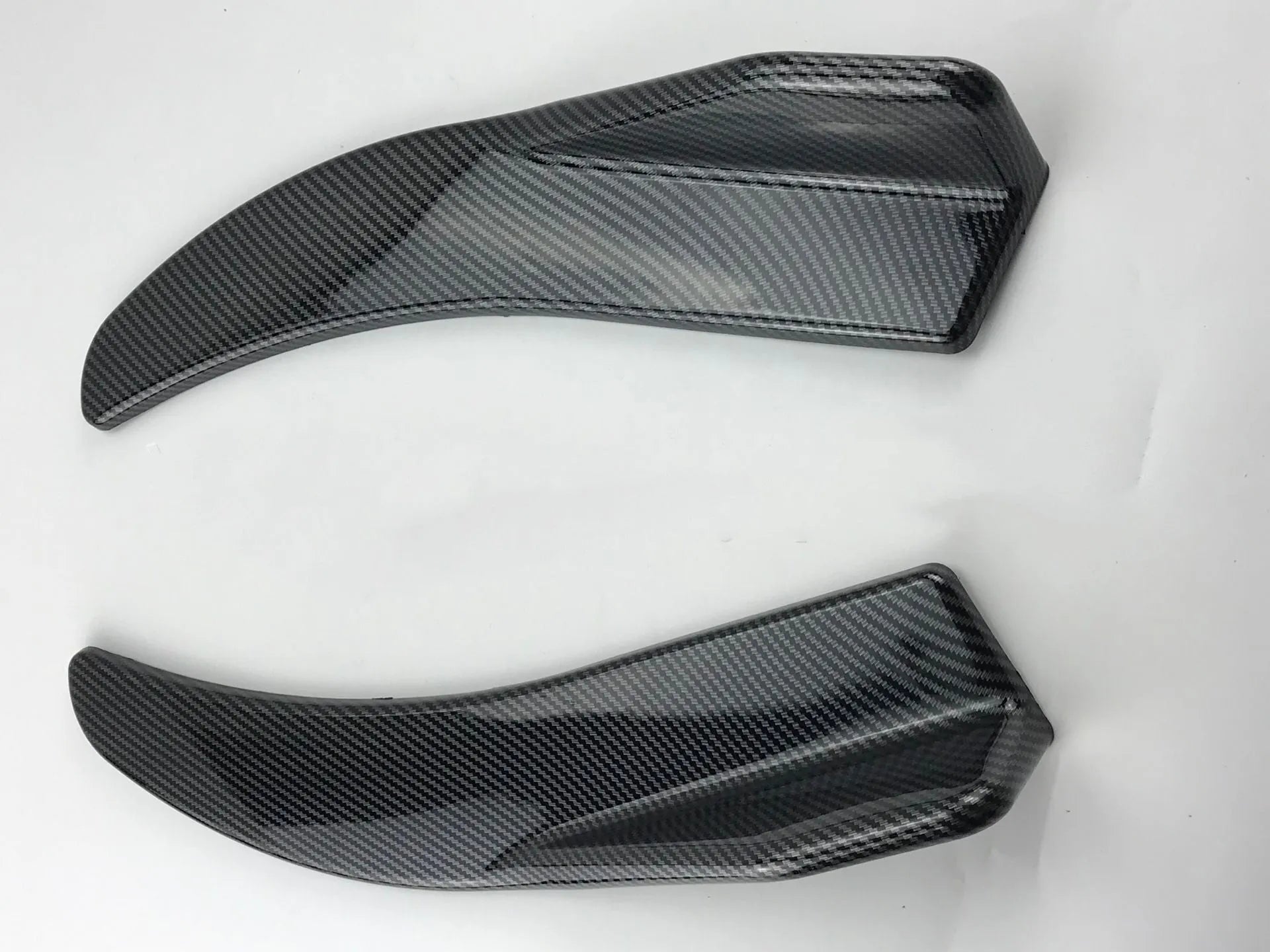 Front and rear deflector lights for General Motors vehicles with carbon fibre finish