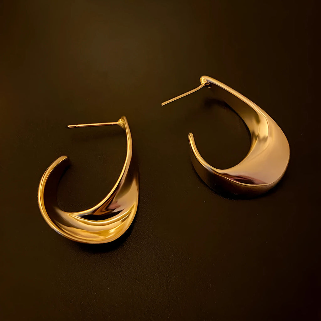 Geometric metal earrings with twisted design in gold or silver finish