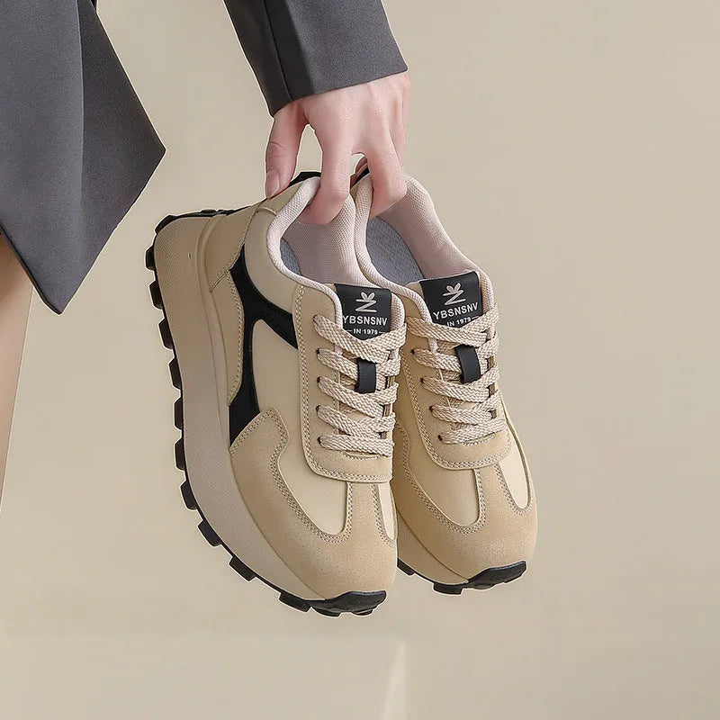 Women's low-top lace-up platform running shoe in card black with a rubber sole.