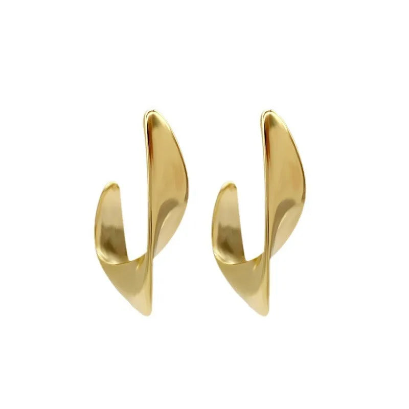 Geometric metal earrings with twisted design in gold or silver finish