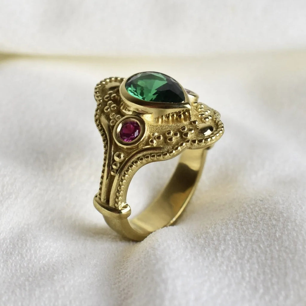 A gold-plated geometric ring for women in a golden Lvzuan colour on a hand.
