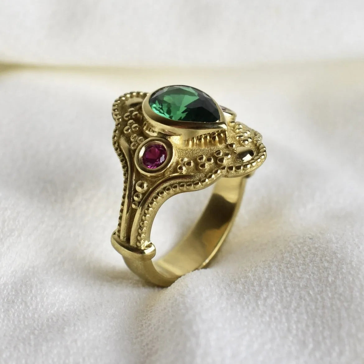 A gold-plated geometric ring for women in a golden Lvzuan colour on a hand.