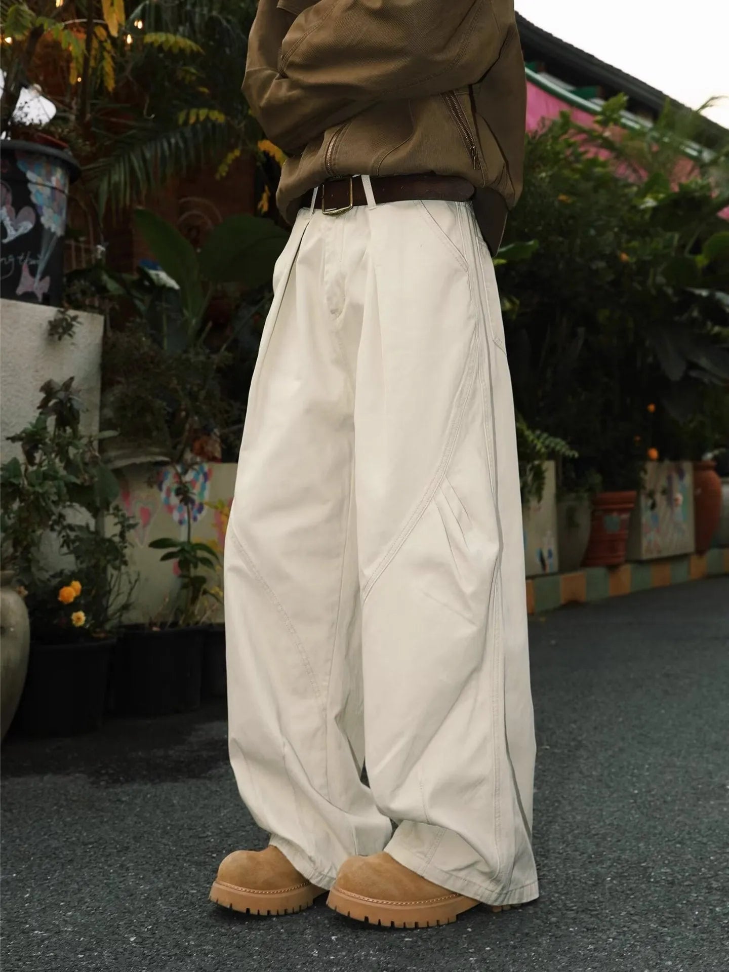 Men's pleated straight loose trousers in black colour with micro-elastic waistband and straight leg opening
