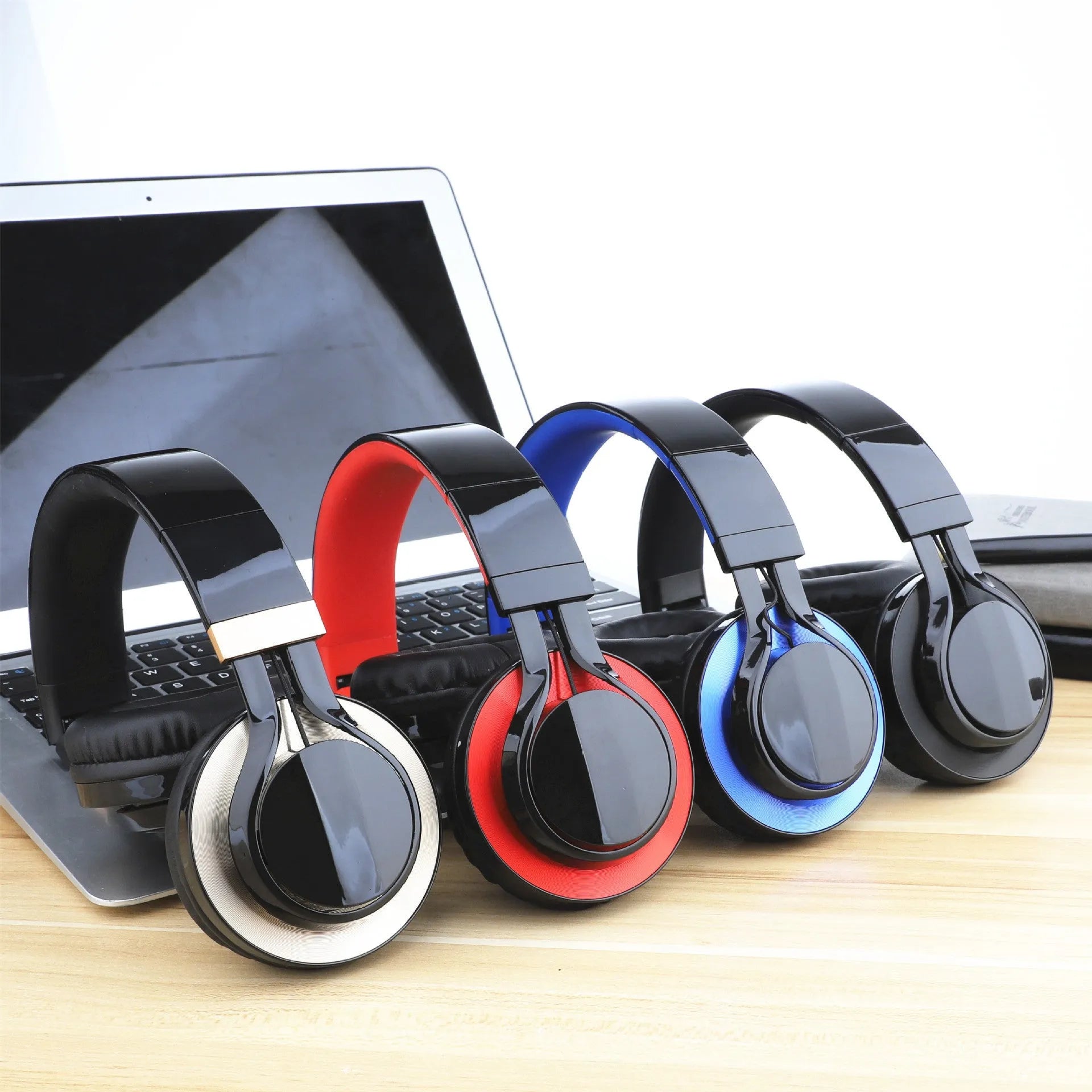 Black wired over-ear headphones with microphone and 3.5mm plug on 1.5m cable