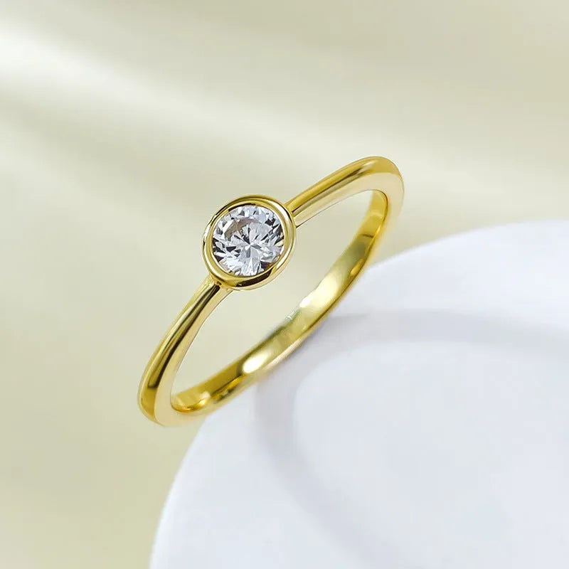 Minimalist crown-shaped silver ring with linear design in electroplated gold or platinum finish
