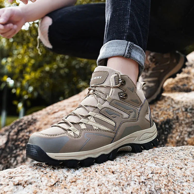 Hiking outdoor shoes sneaker with rubber sole and lace-up closure in various colours