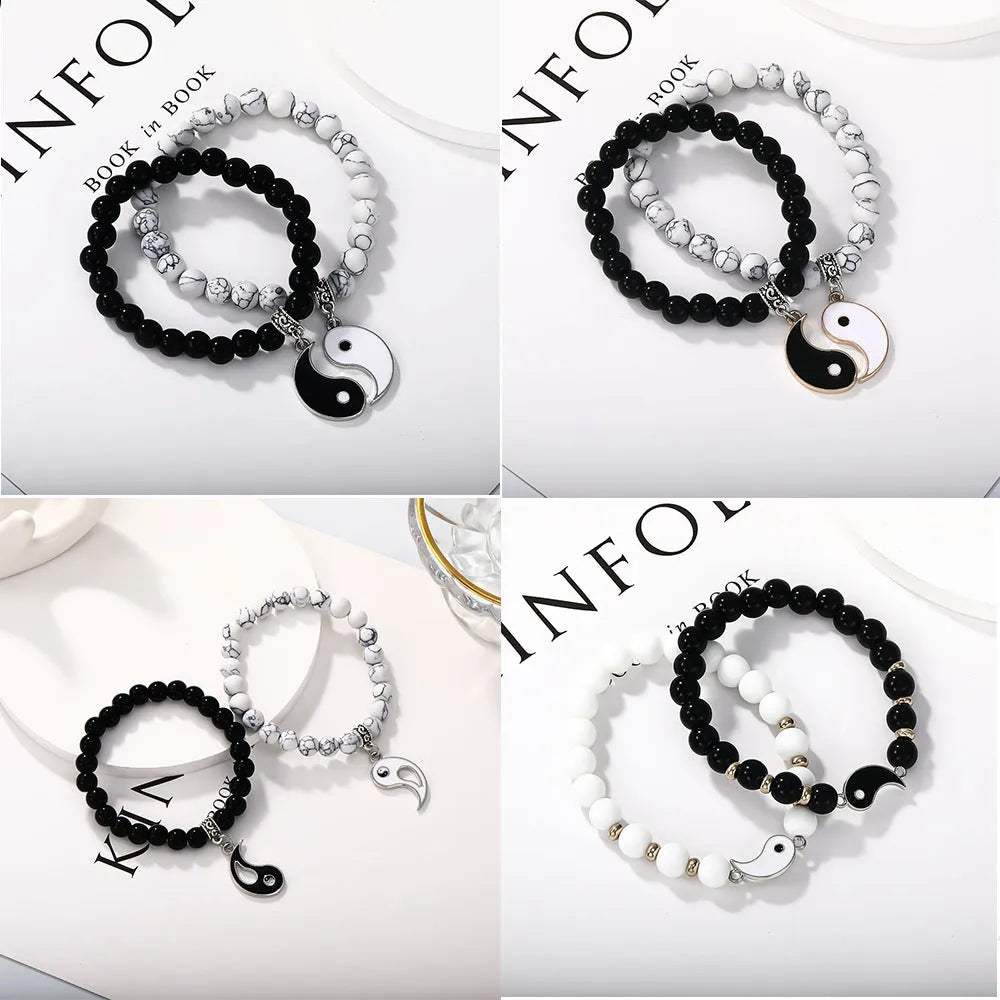 Geometric eight-diagram-shaped alloy appetizer bracelet for unisex fashion wear.