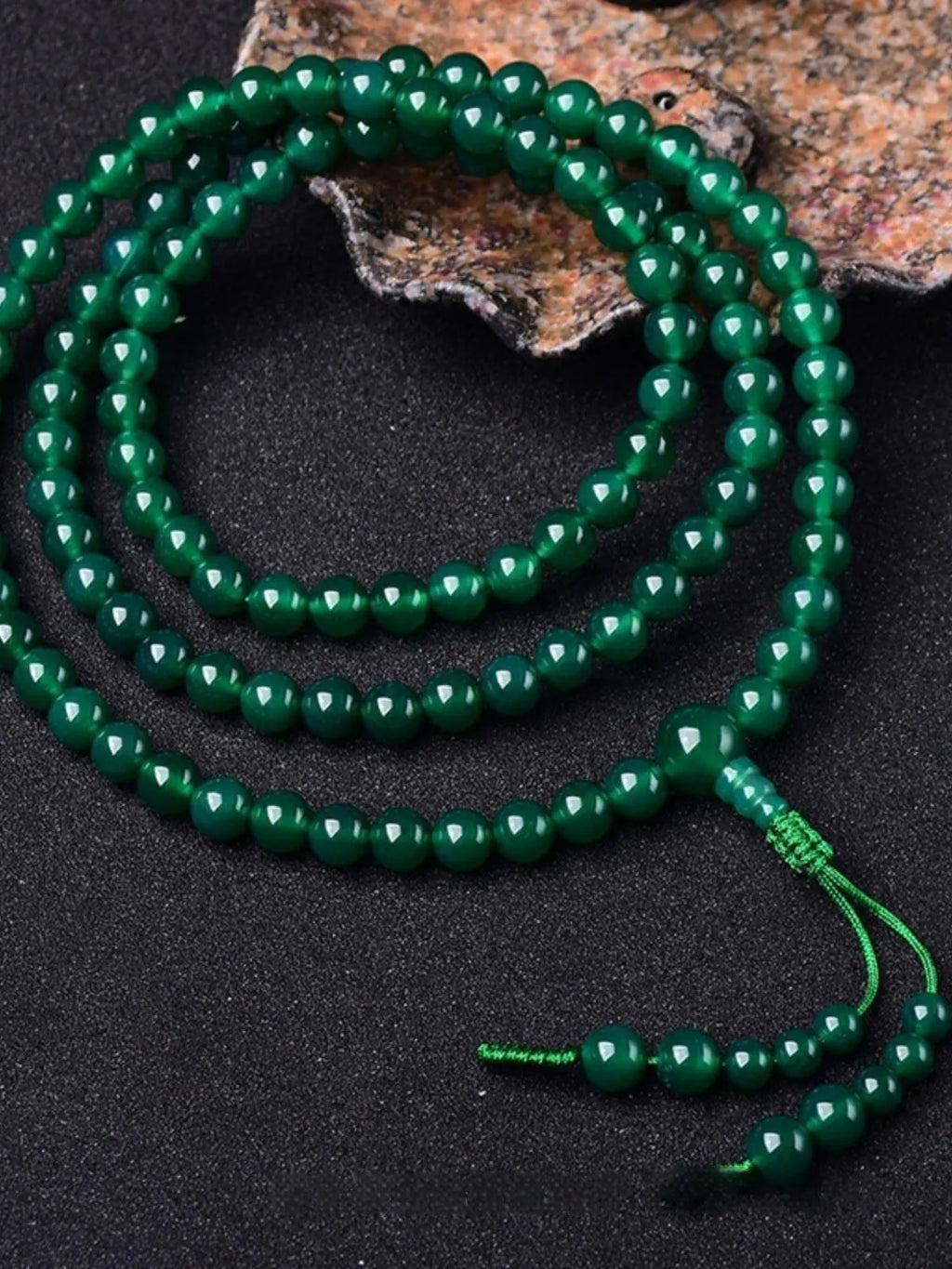 Handmade natural green agate bracelet with 108 beads and pendant, showing Thangka and Buddha bead style options.