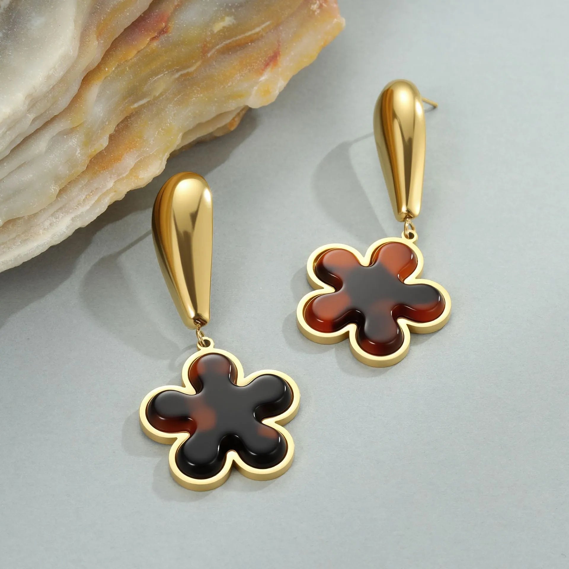Gold-plated women's earrings with tortoiseshell resin hawksbill colour in heart and floral geometric designs