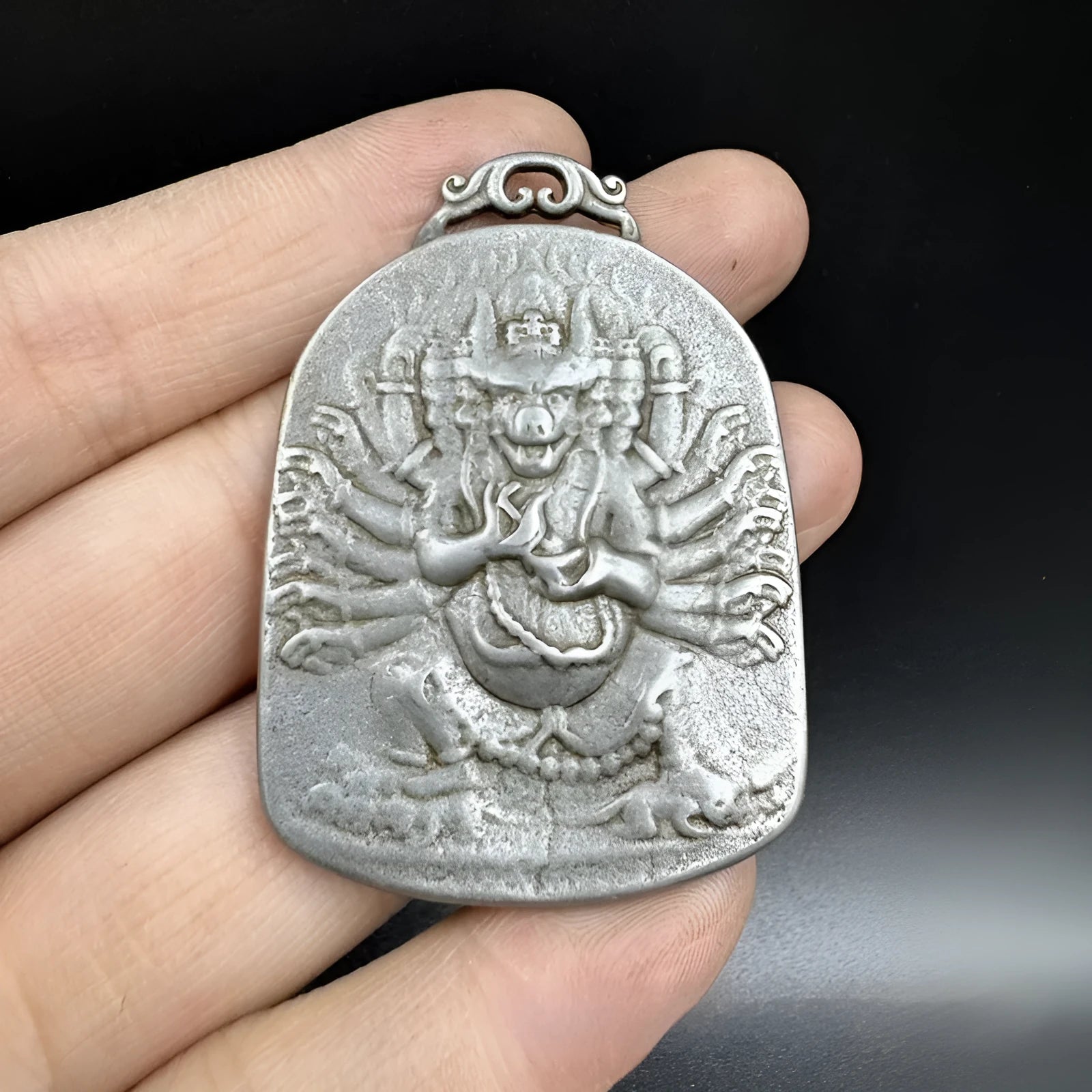Iron metal pendant ornament with Chinese style geometric design