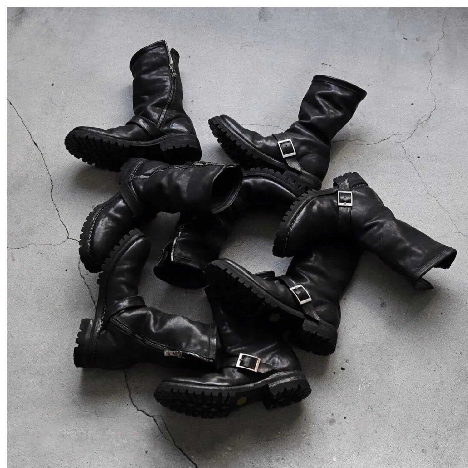 Men's dark retro Martin boots with side zipper and round toe in black and leather black.