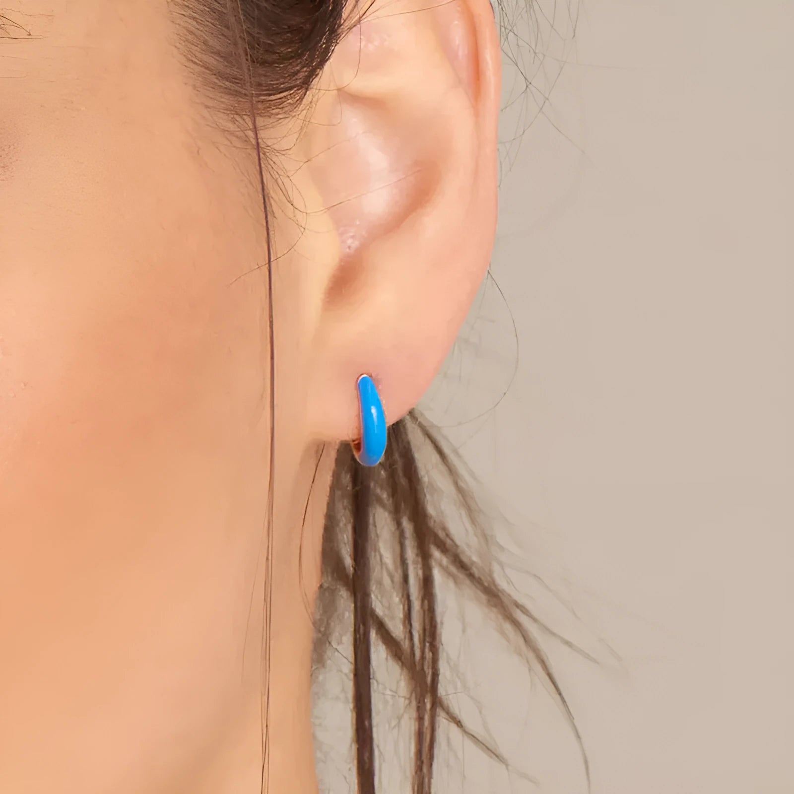 Geometric U-shaped oval curved stud earrings with a marbled dripping oil colour finish.