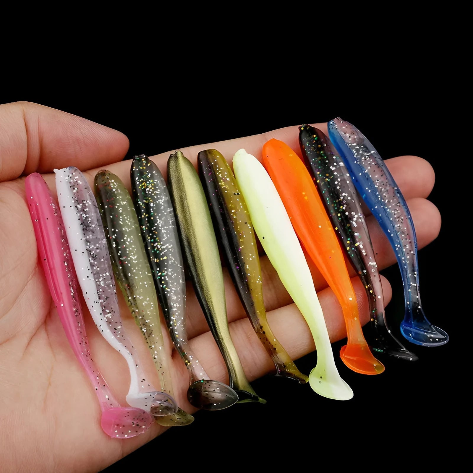 Soft worm fishing lure measuring 7 cm with two-tone colouration and T-tail design