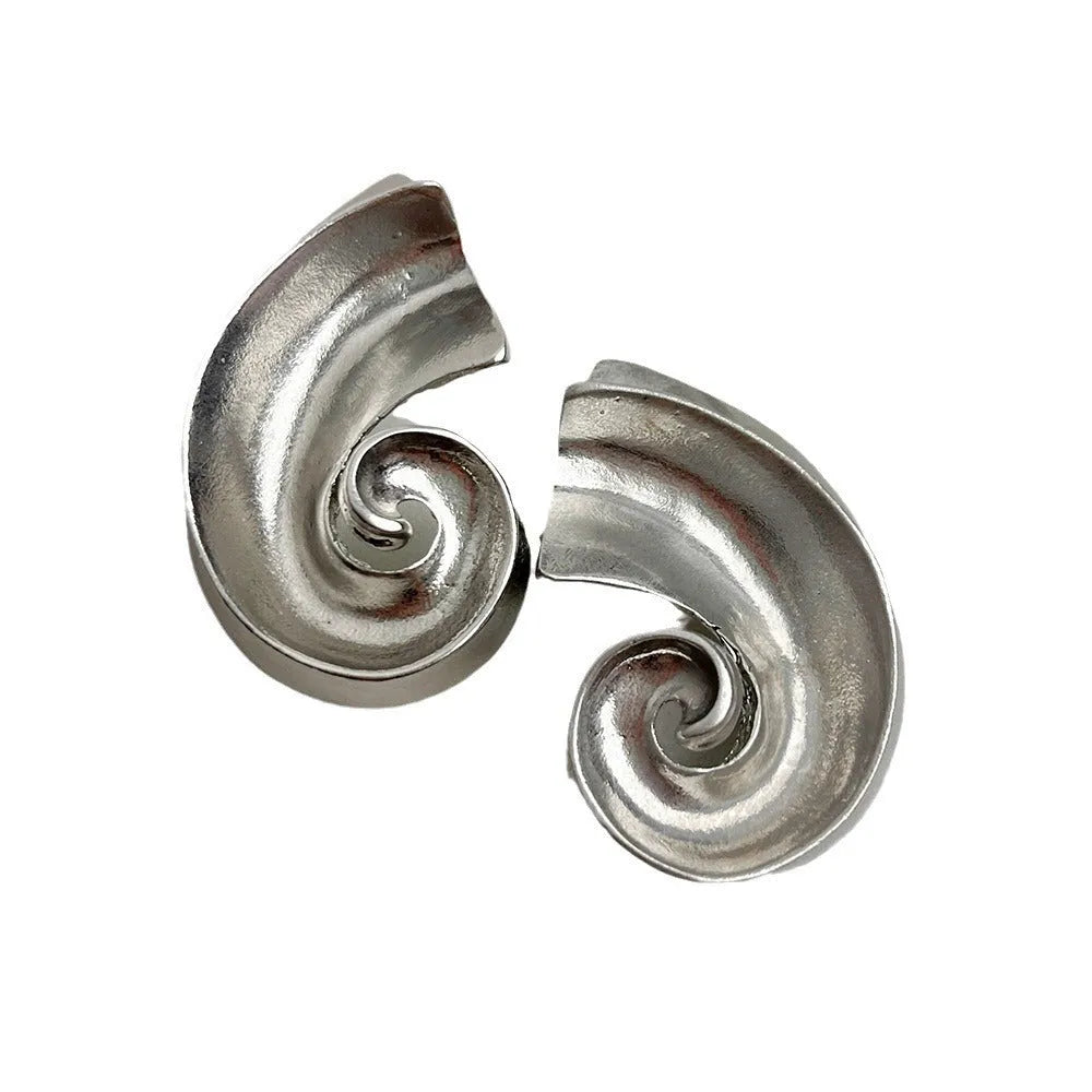 Geometric retro design ear studs with gold or silver finish, 5cm size