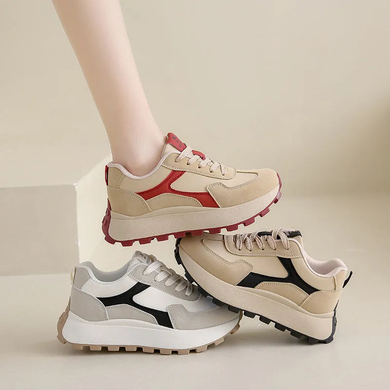Women's low-top lace-up platform running shoe in card black with a rubber sole.