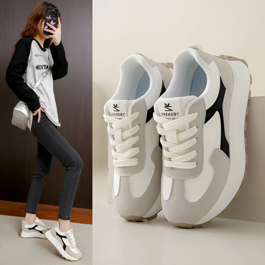 Women's low-top lace-up platform running shoe in card black with a rubber sole.