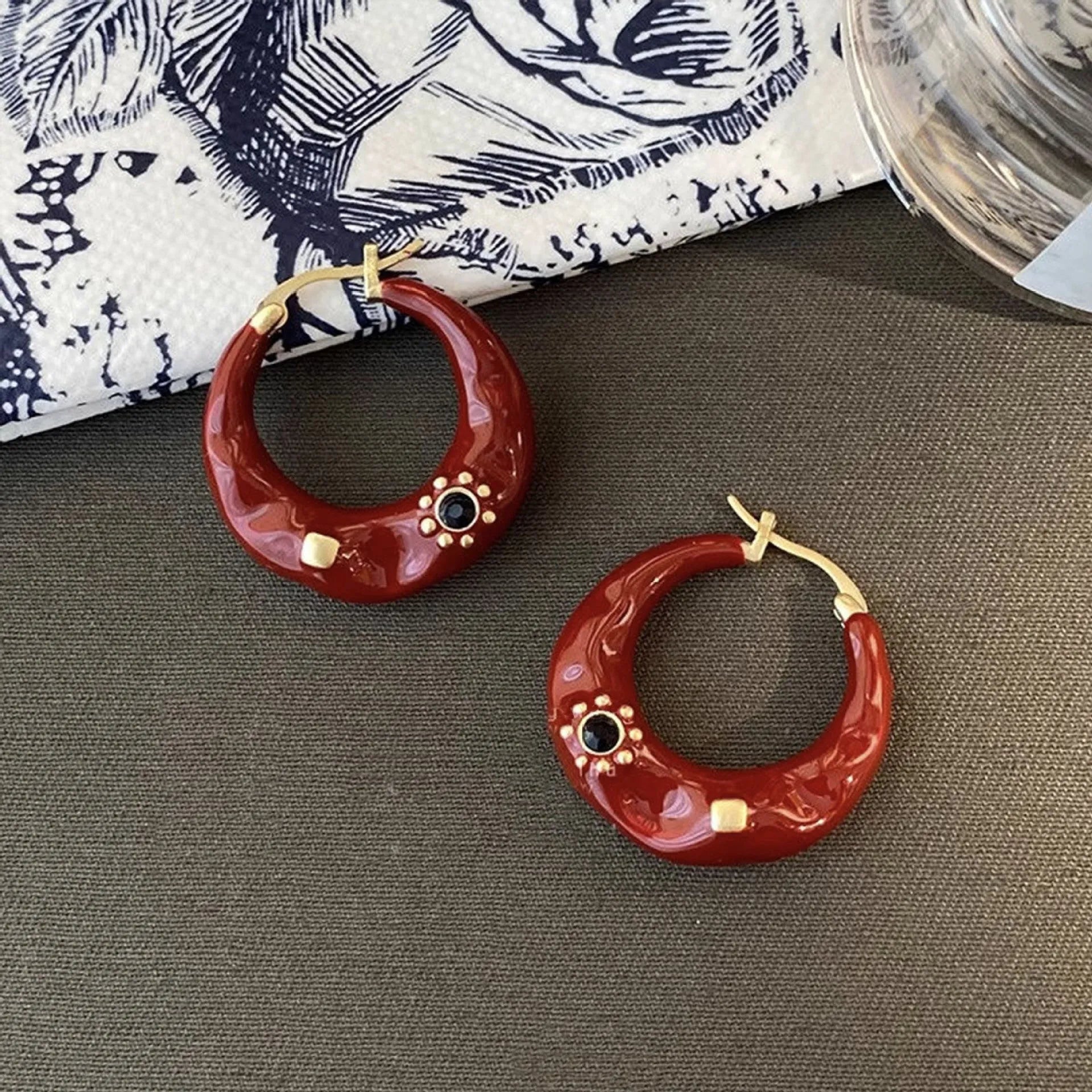 Hong Kong style retro rhinestone stud earrings in black and red with oil dripping finish