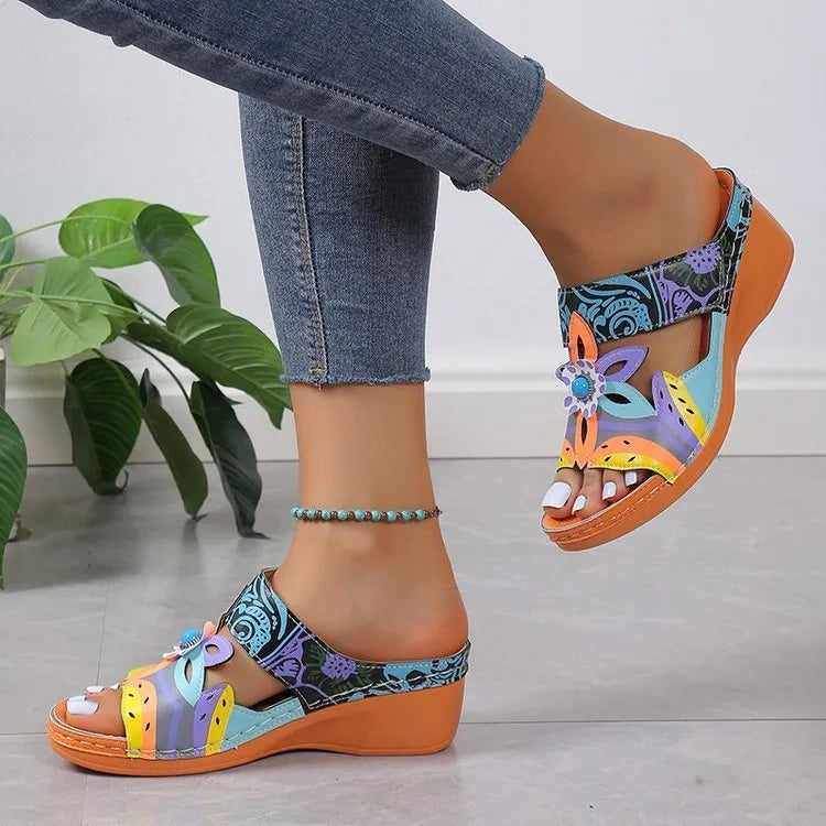 Coloured ethnic totem slippers in cowhide with round toe and rubber sole
