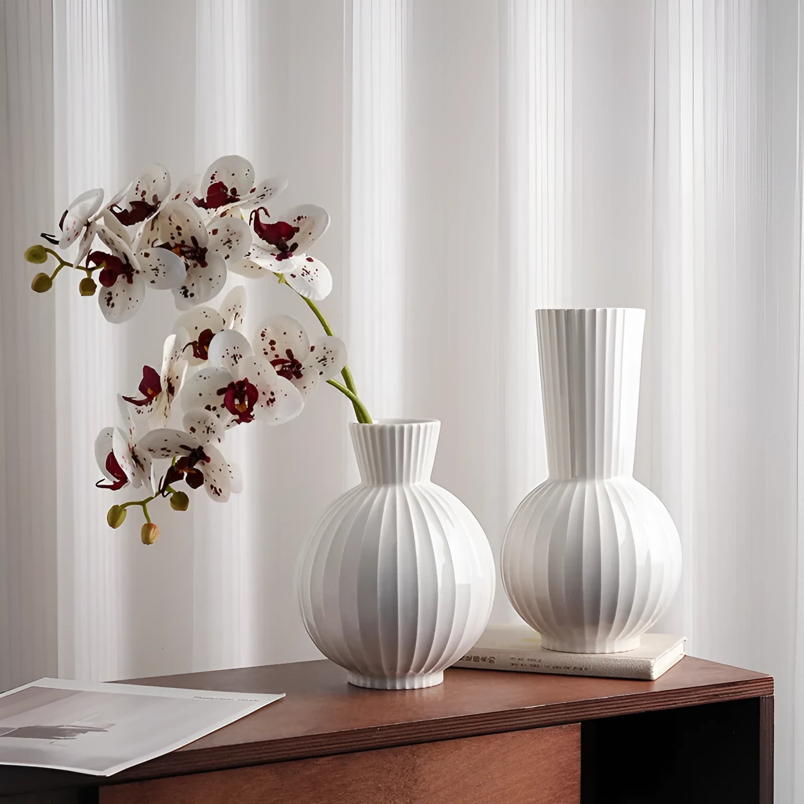 White American country style ceramic ball striped vase for table decoration