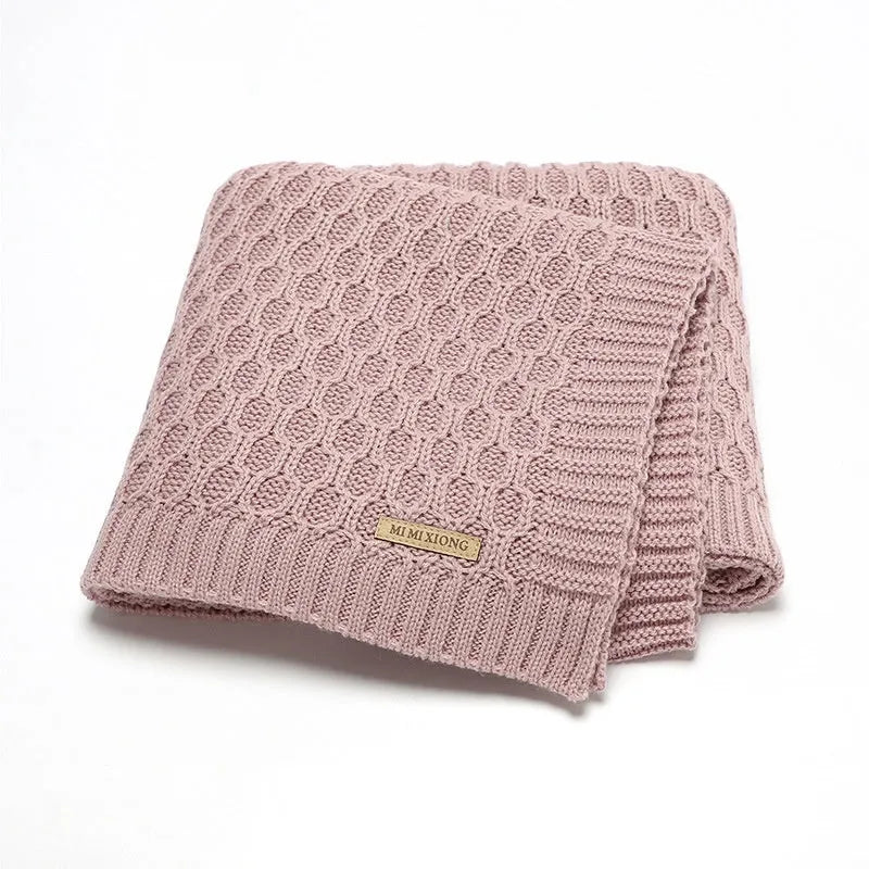 Solid colour infant hug blanket with three-dimensional lines measuring 70×90cm