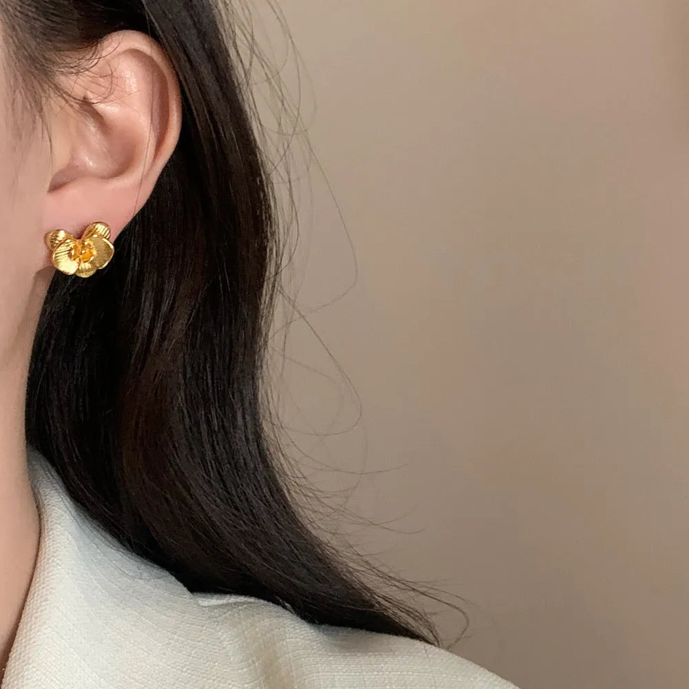 Retro floral fashion earrings with petal details in gold or silver electroplated finish