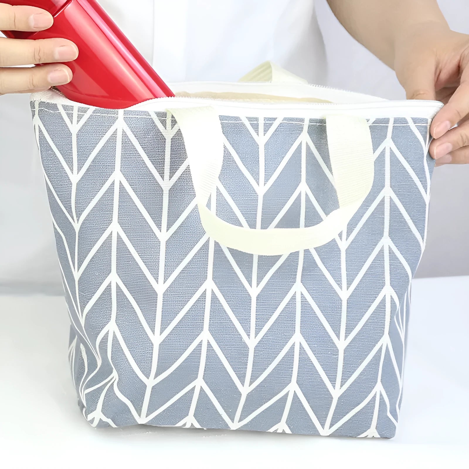 Arrow pattern polyester makeup bag for moisture-resistant cosmetic storage