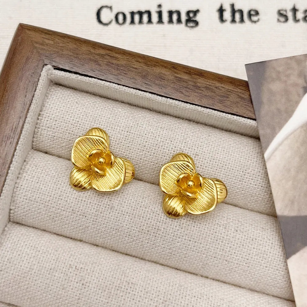 Retro floral fashion earrings with petal details in gold or silver electroplated finish