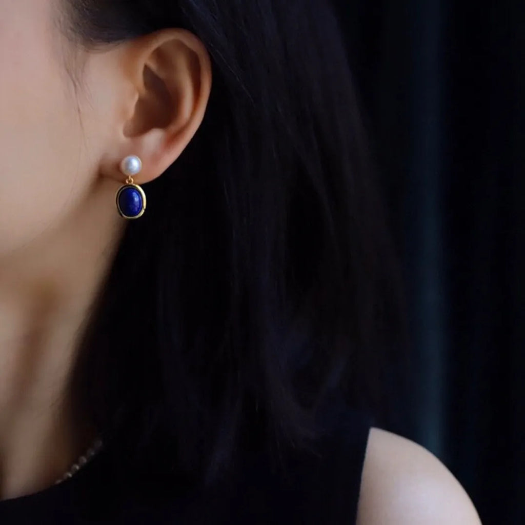 A pair of simple lapis lazuli pearl earrings with 925 silver settings and auspicious patterns.