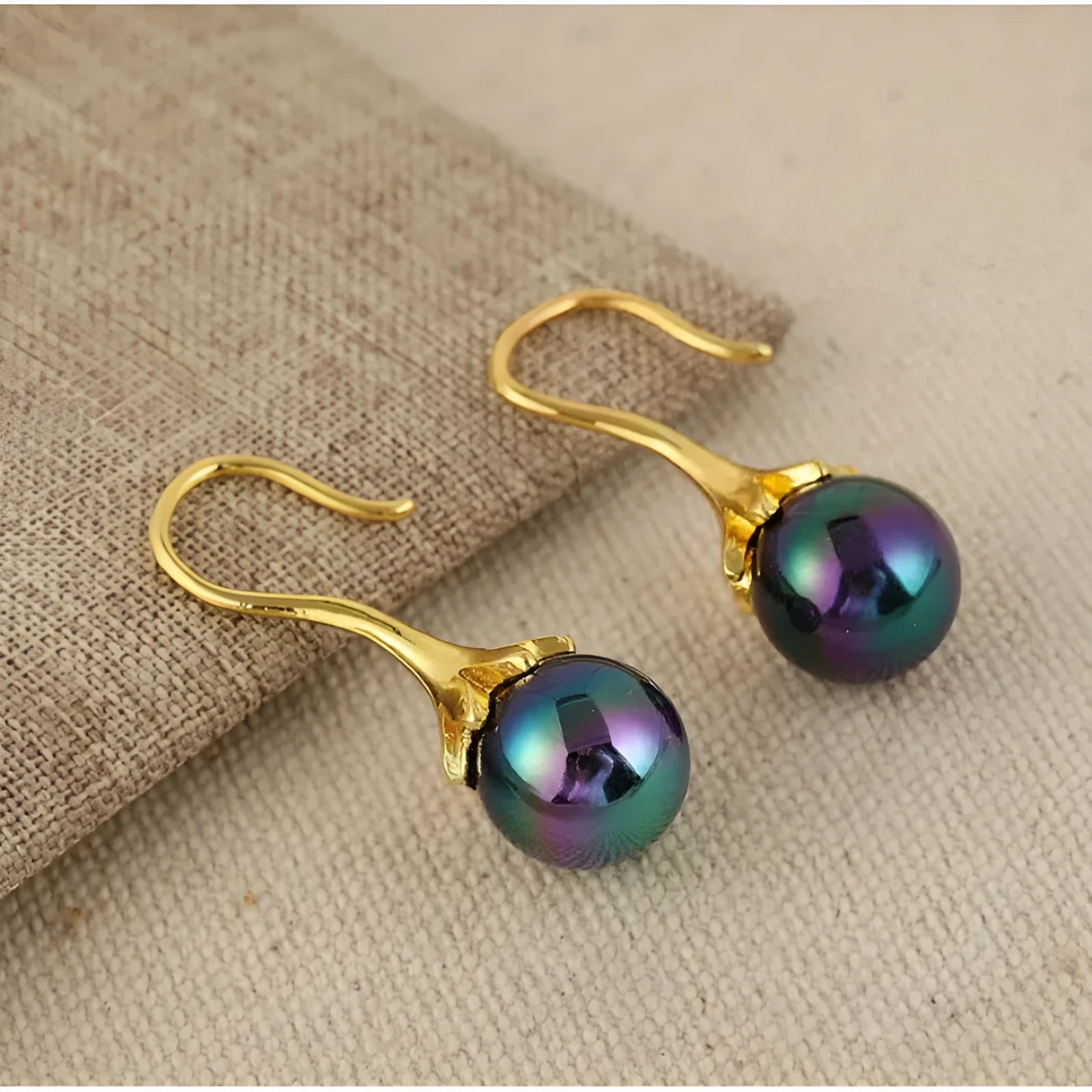 Women's retro fashion earrings with imitation gold electroplating on alloy