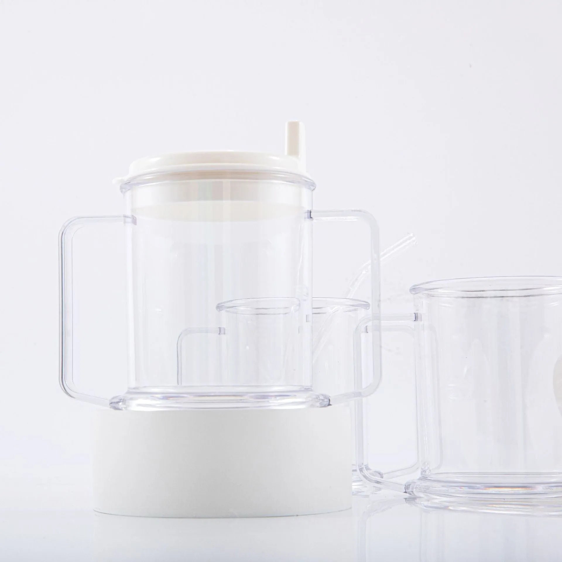 Transparent spill-proof drinking cup with modern simple design