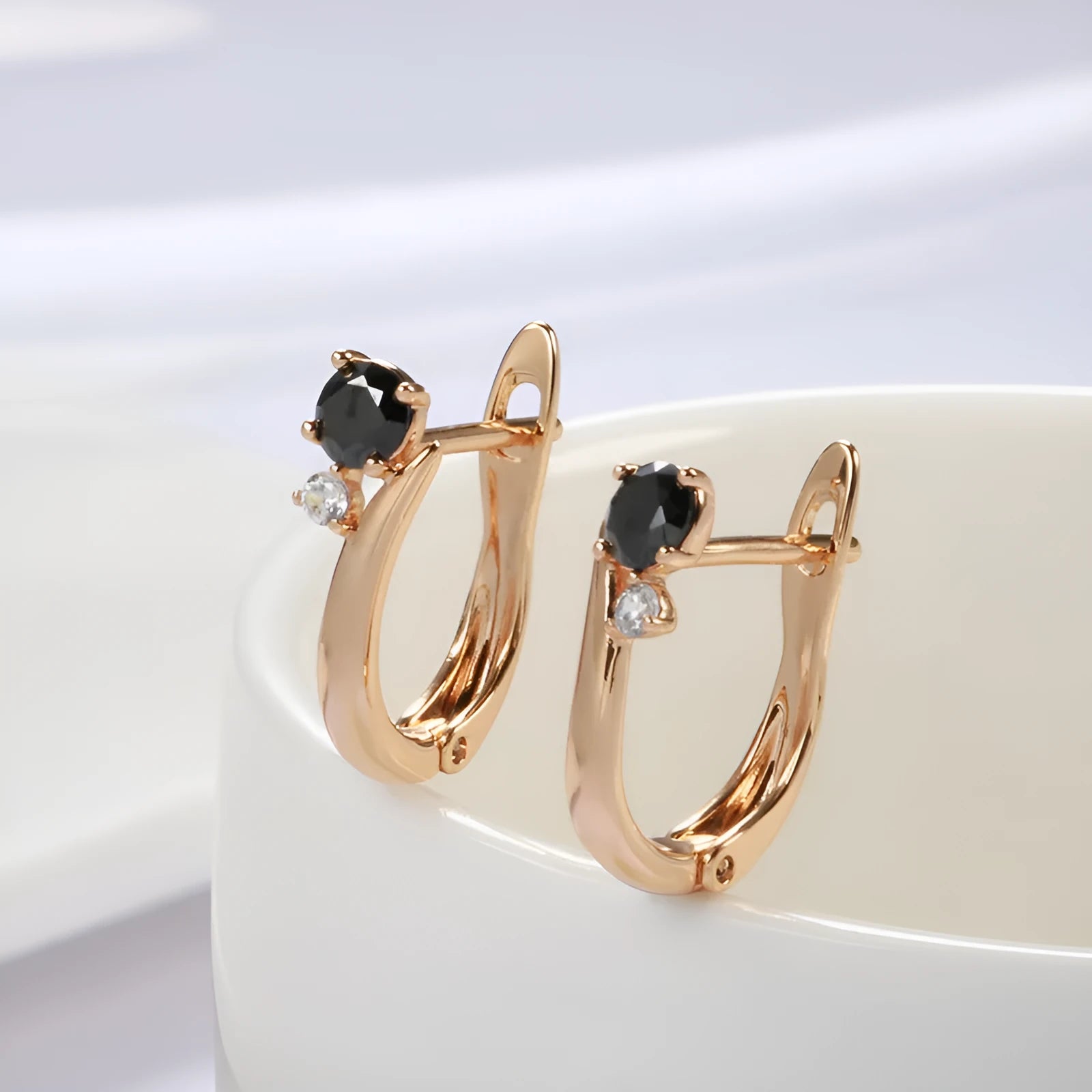 Gold geometric black agate drop earrings with retro design and ear clip fastening