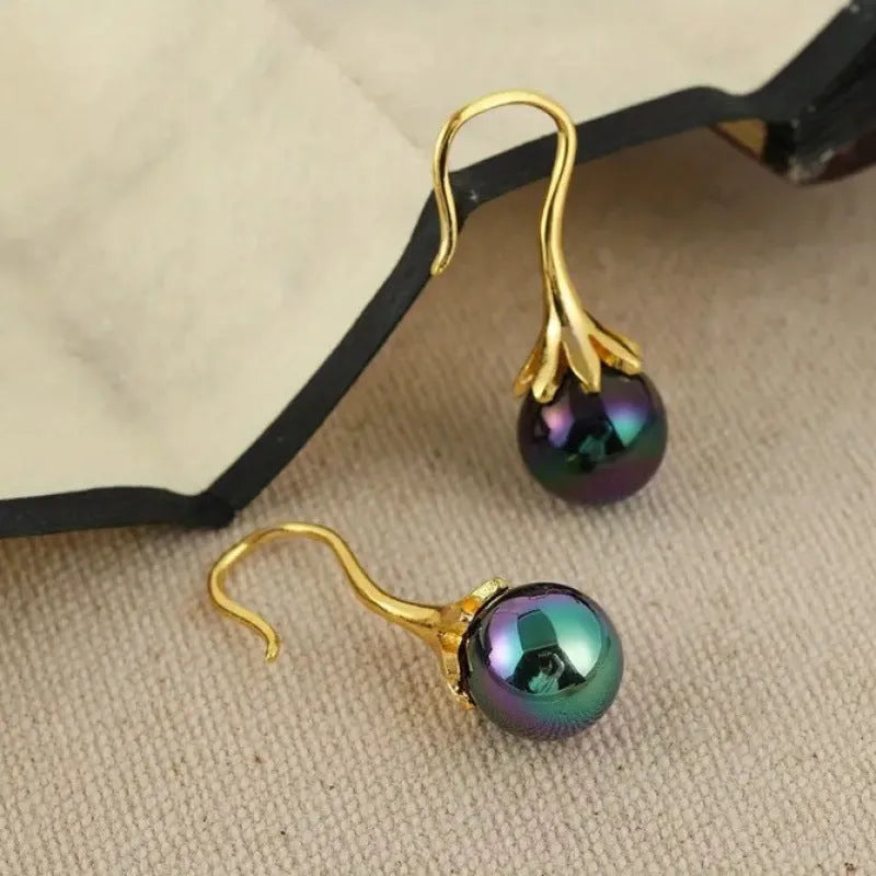 Women's retro fashion earrings with imitation gold electroplating on alloy