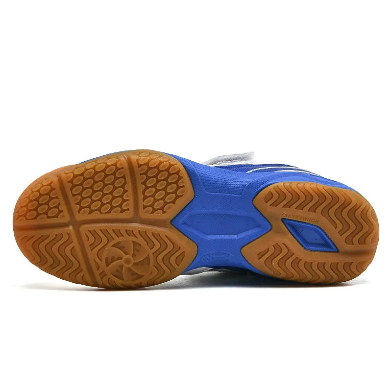 Low-top breathable badminton shoes with ribbed rubber soles in white-blue colour combination