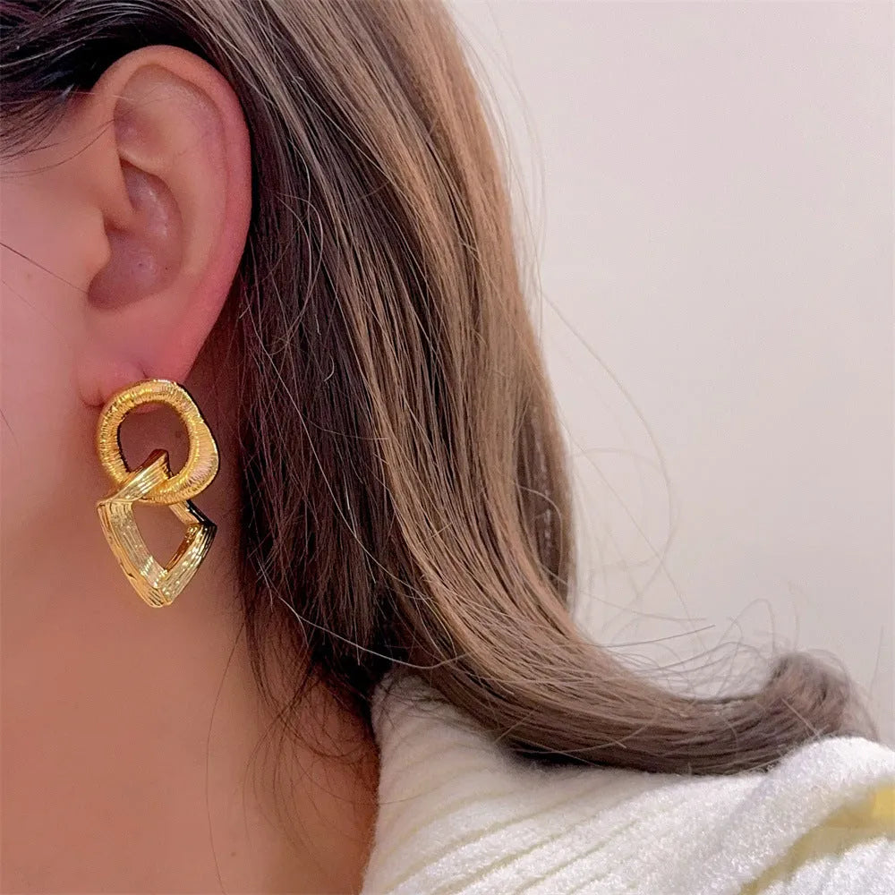 Geometric circle pendant earrings with retro style in gold or silver electroplated finish