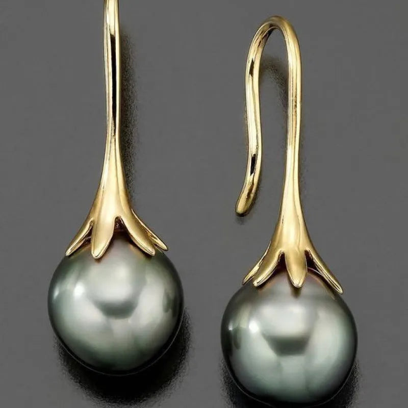 Women's retro fashion earrings with imitation gold electroplating on alloy