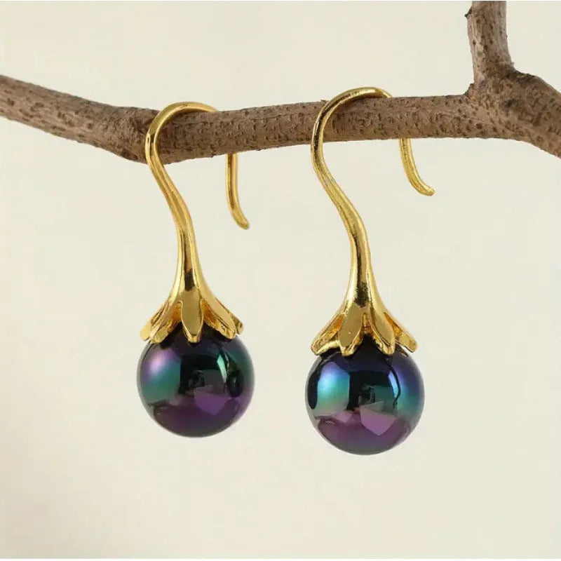 Women's retro fashion earrings with imitation gold electroplating on alloy