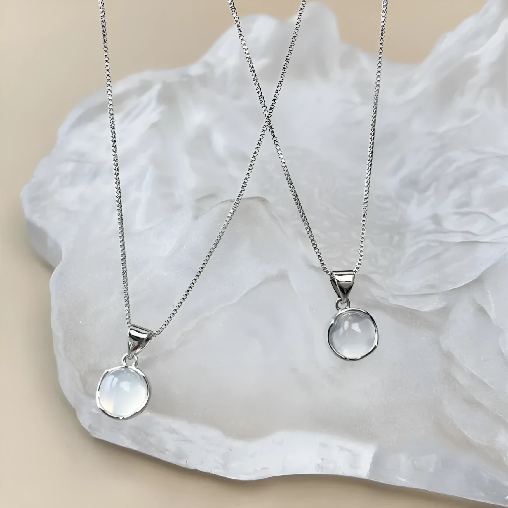 Women's Korean-style oval pendant necklace with artificial crystal geometric design on adjustable box chain