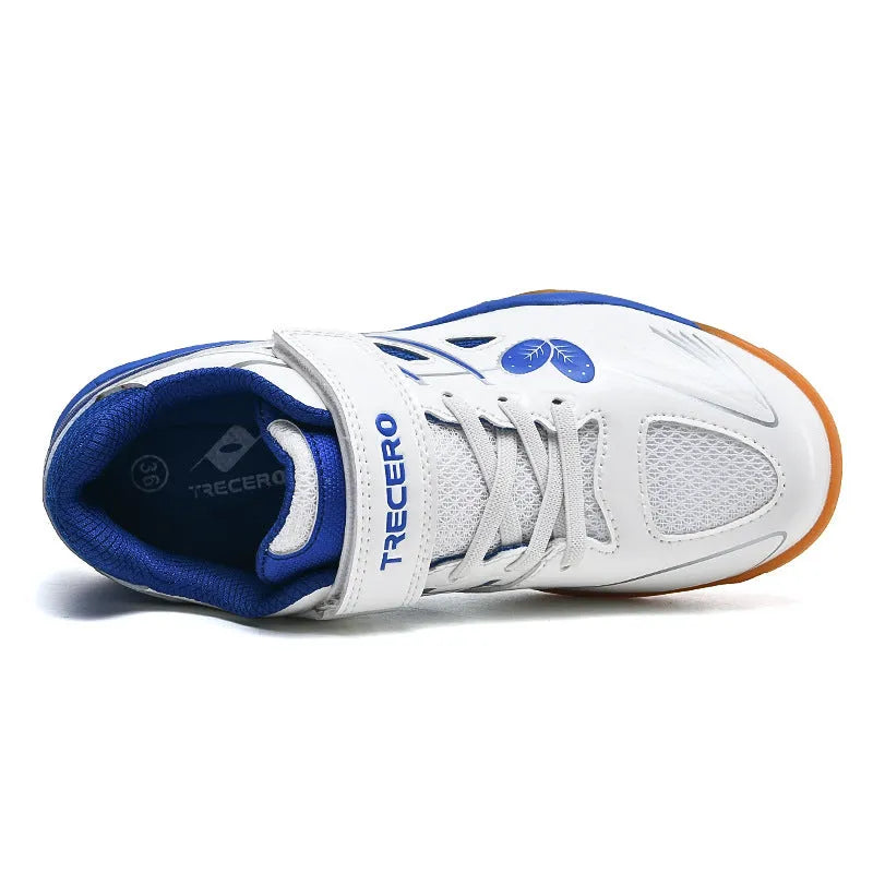 Low-top breathable badminton shoes with ribbed rubber soles in white-blue colour combination